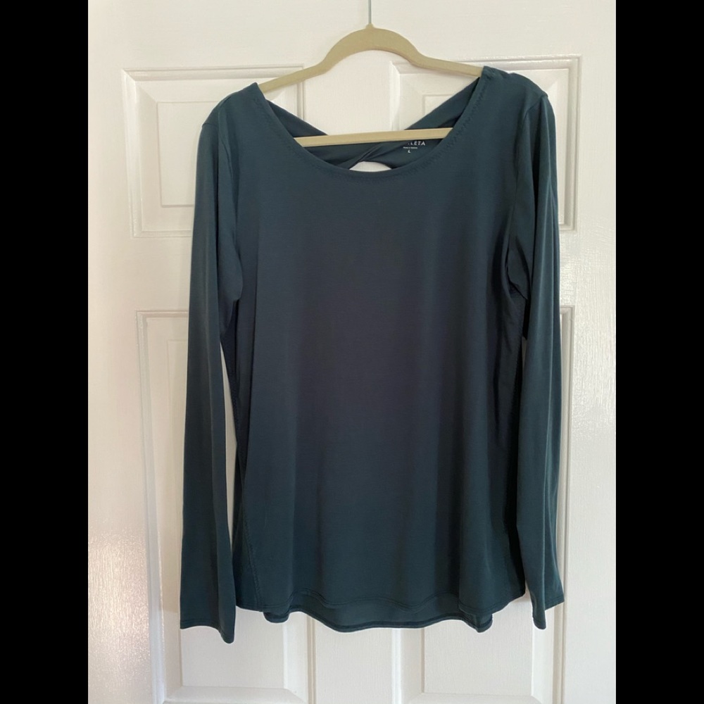 Athleta long sleeve green shirt